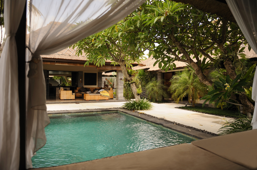 menginap di villa Bali